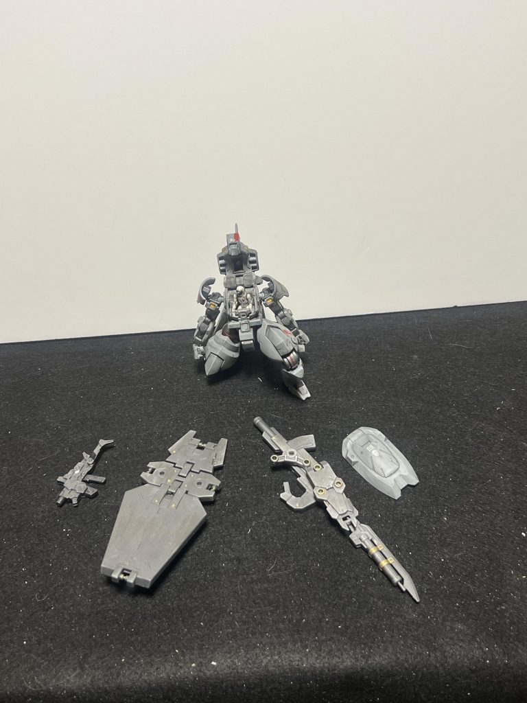 もっといっぱい並べたらかっこいい写真になるかなぁ〜。というわけでおふざけで急造したあの装備でした。モンハンやりたいけど買うのはまだ先かな❓今はちょっと経済的に無理かも、ガンプラ買っちゃったしね‼️そのうちやりたいね‼️