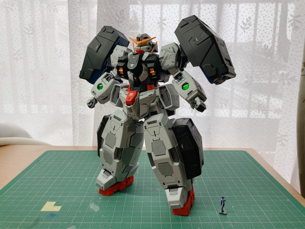 MG 1/100 ガンダムヴァーチェと1/100サイズのパイロットスーツを着たティエリア・アーデです。自然光で撮ると、撮影ブースで撮るよりハッキリ映りました(笑)