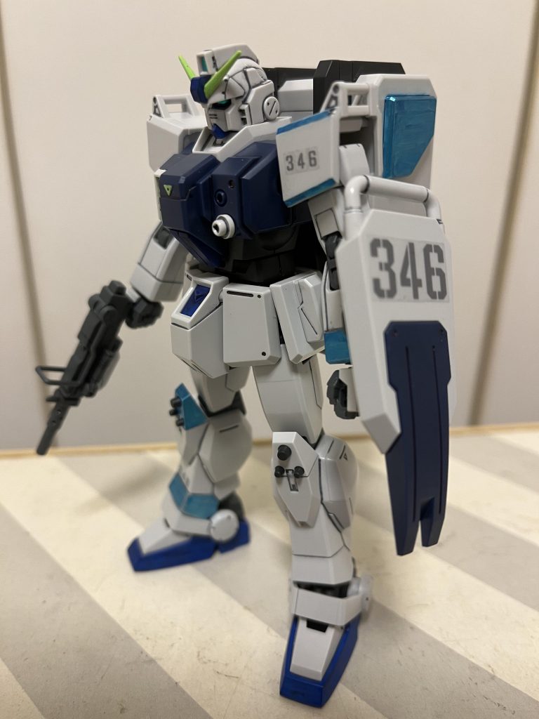 赤→青、黄→蛍光グリーンへガンマカで変更。部隊カラーイメージで左腕と右足、武器コンテナにメタブルーでアクセント。せっかく数字シール付属してるので、私はHGには基本デカールの類は貼らないのですが、今回は貼ってみました。ナンバーは特に意味はありませんが、346にしました。他の候補としては、765、961、283、315とかがありました。