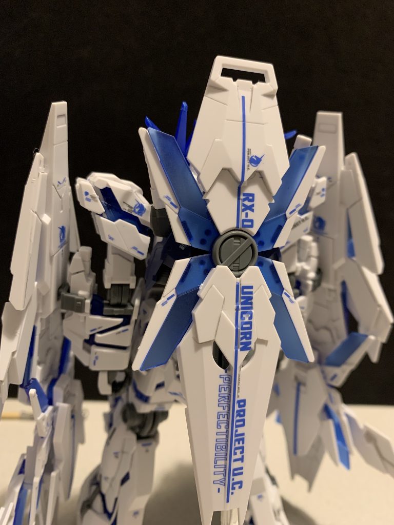 背中は余りのシールドを