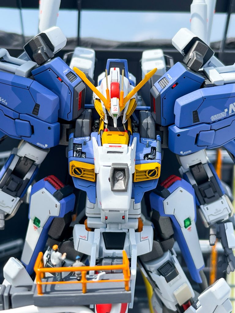胸部ダクトの下にZガンダムっぽくフィンを付けて胸部ハッチは可動のためプラ板で新造してあります。