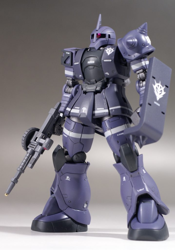 改修内容は次の通りです。・モノアイ、スコープにラインストーンを取り付け。・アンテナが取り付けられるように・武装をザクスナイパー、グフの物に変更。・銃口にメタルパーツを取り付け。・エッジ出し。・スジボリ。・モールドの掘り直し。・ラインをマスキングで塗装。・エリク・ブランケ専用機に。