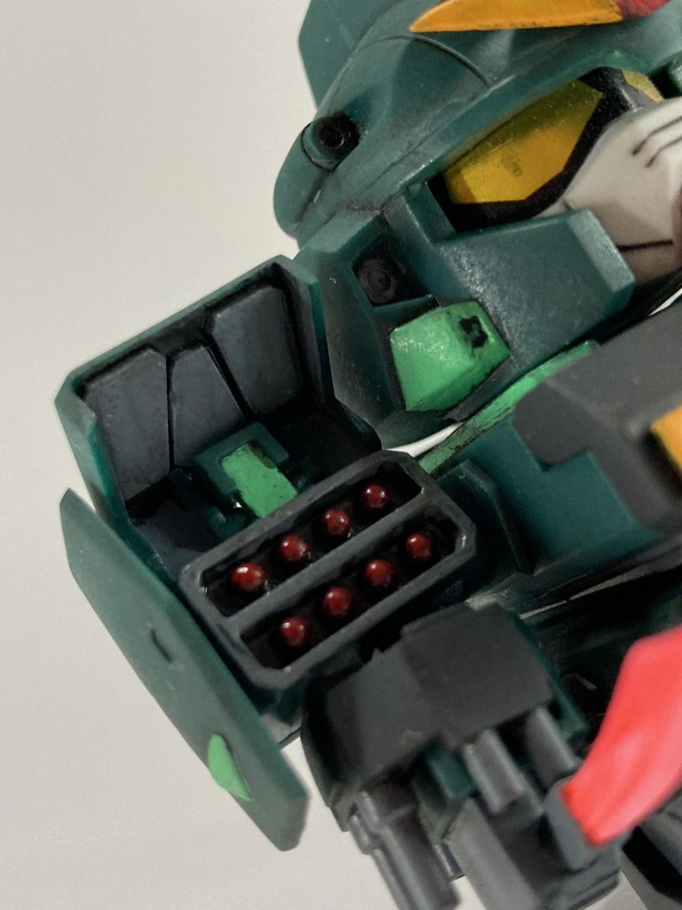 肩のミサイルのカバー裏が寂しかったので、ランナープラ板でディテールを追加しました。