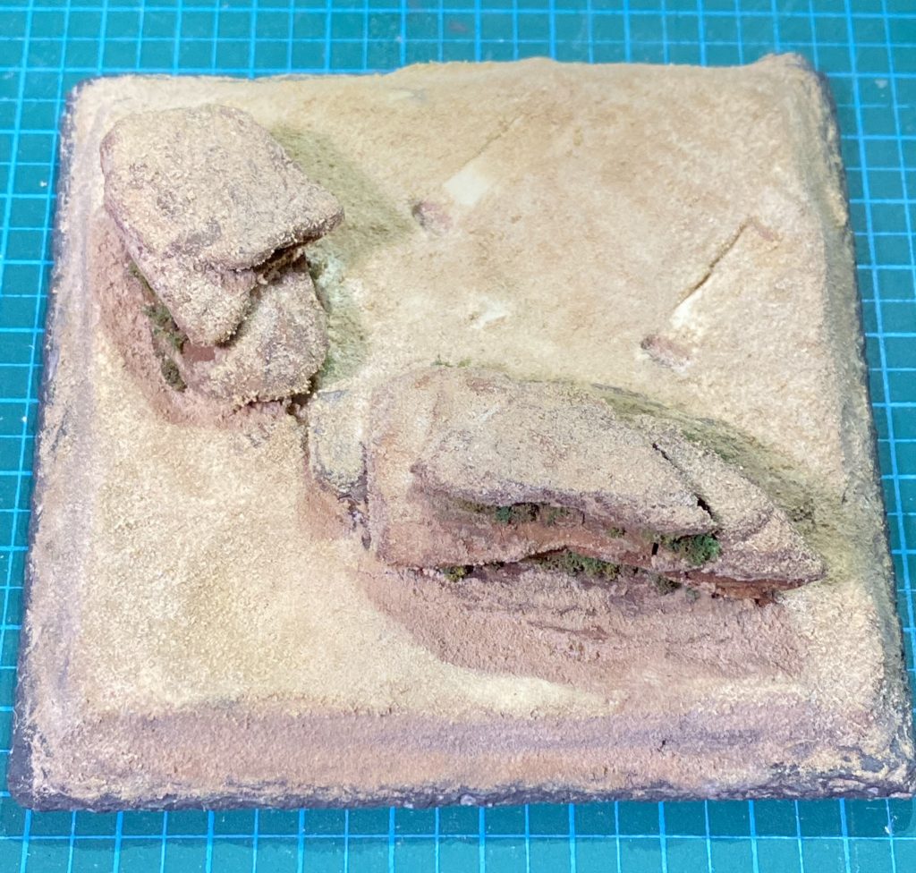 土台はセガワモデリングのDIORAMA ONE砂漠キットを使用しました。ボールの土台なら小さくても…と思ったのですが、撮影用には小さすぎました。キットの説明通りに作成しましたが、色味がイメージに合わなかったため、アクリルカーキ、パステル、艶消し剤を混ぜて上からエアブラシで吹いて調整しました。慣れた道具が1番ですね。