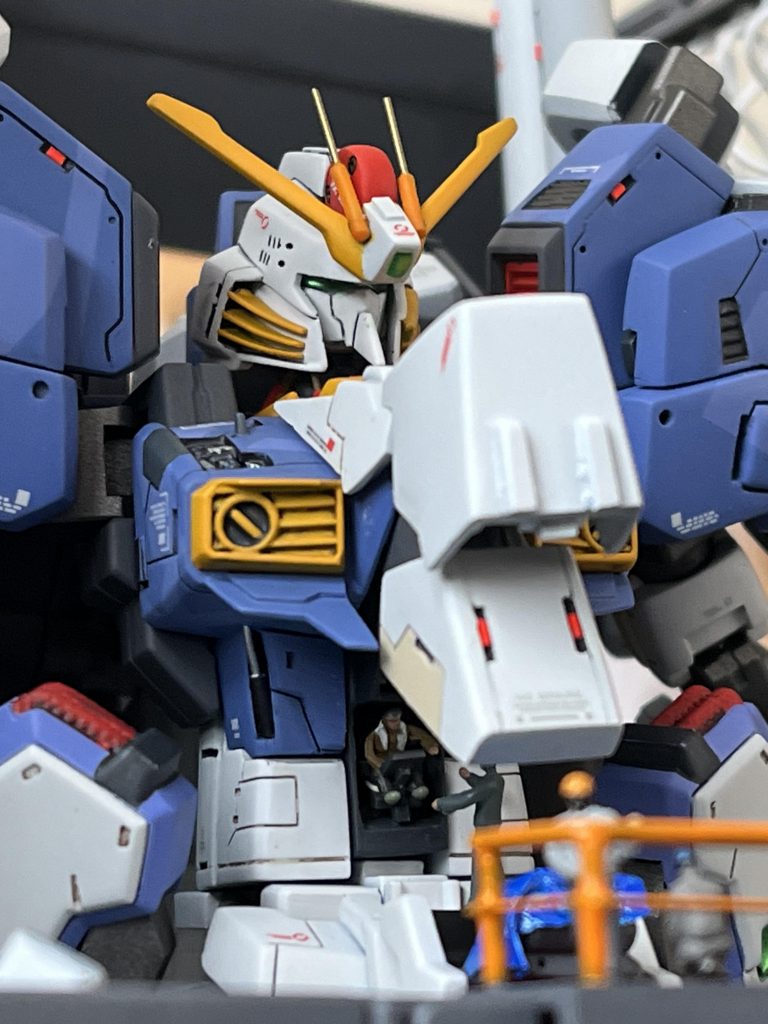 コックピットには調整作業中の整備士を乗せておりこのままハッチを閉めることも可能です。