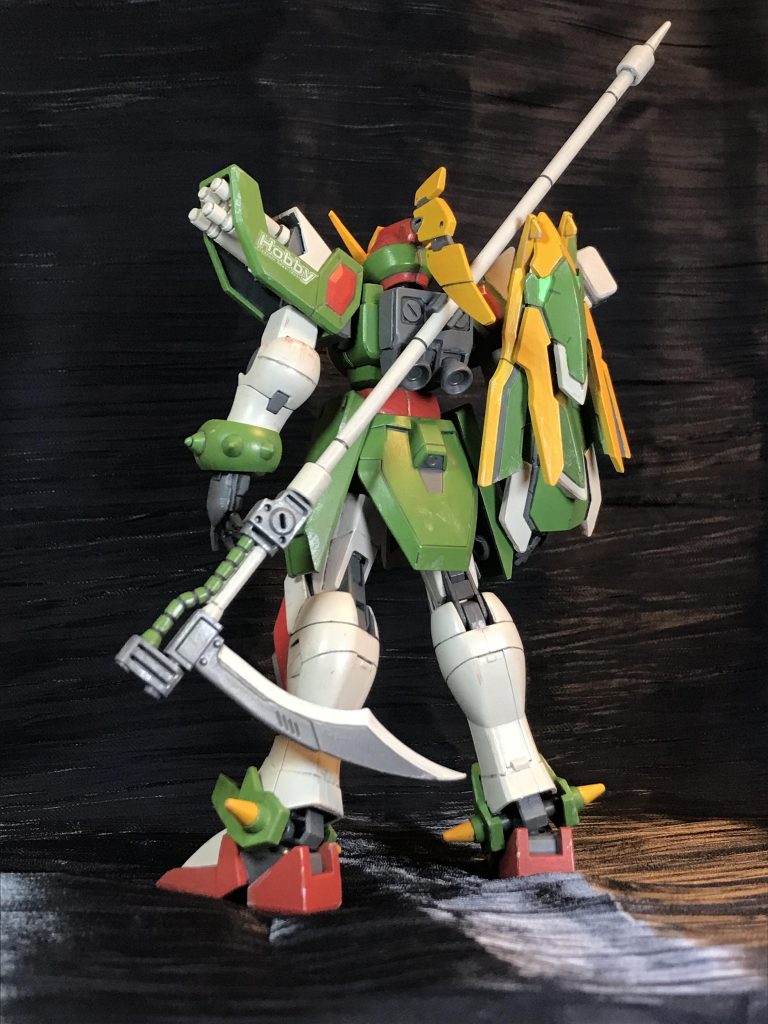 胴体パーツがウイングガンダムのしか無い、、、アルトロンの伸縮腕ギミック使いたい、、、の結果がドラゴン系ガンダムとなりました。ドラゴンガンダム分は要らなかったかもですが、左肩の開きスペースを埋めるには丁度良かったんですよね。ビームサーベル余ってましたし。