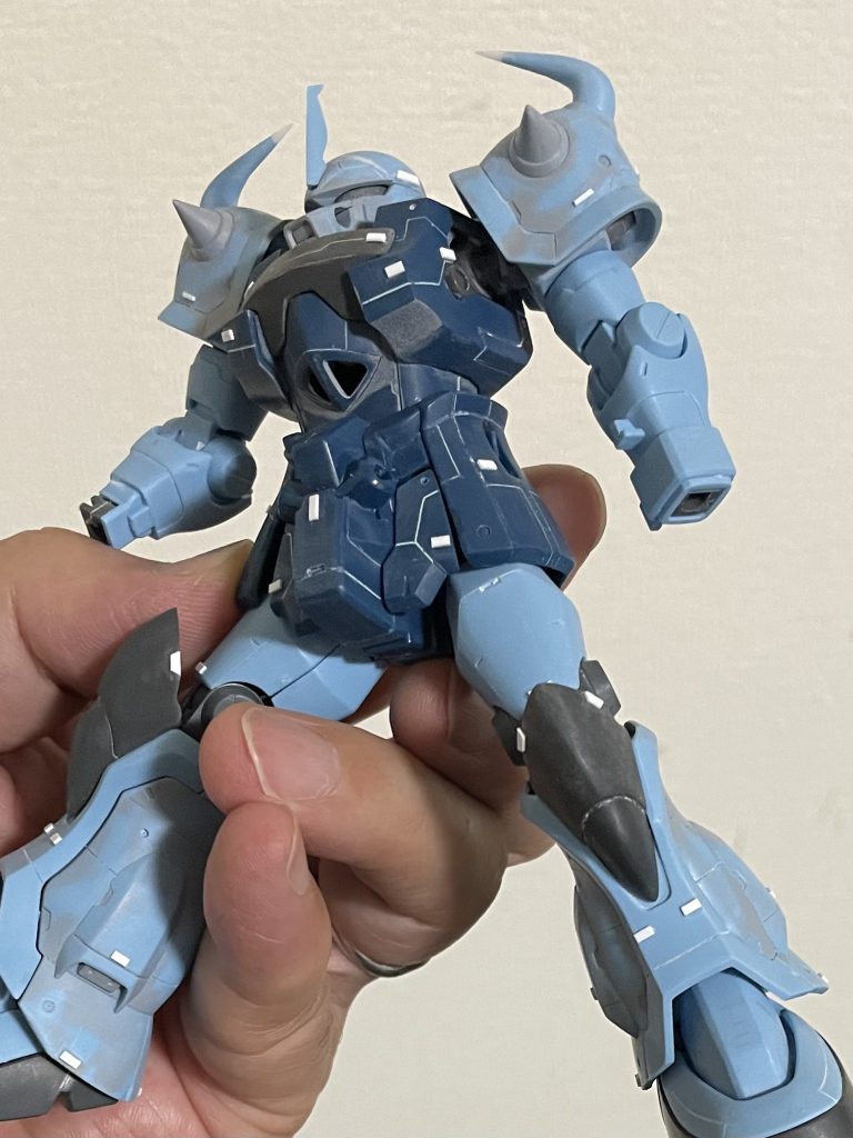 改修は、首下げて目つき悪くして、パイプをモビルパイプ?に置き換えくらいです。肩幅広くしようと思ったのですが、モノアイ機はあまりモチベが上がらなくてwプラチップ貼るのむちゃくちゃ苦手です。センスの無さを実感します。