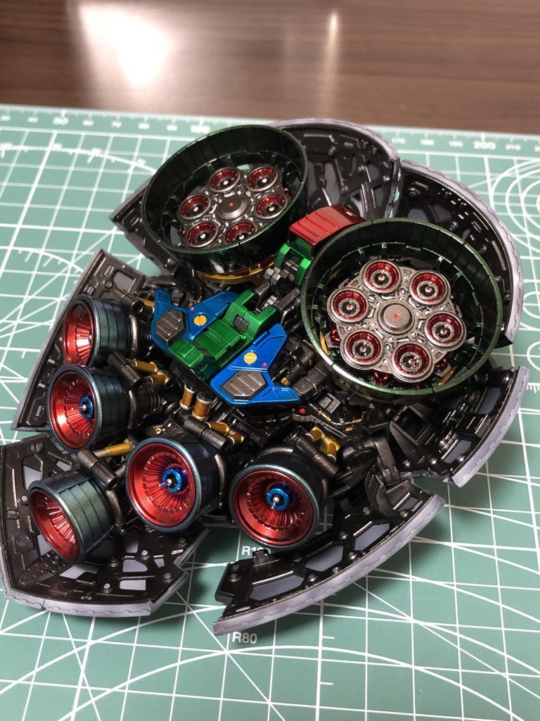 スカート内部。バーニアのシリンダーは2パーツで挟み込む形になっていましたが基部とシリンダー部分で塗り分けました✨また奥のdetailも見えにくいのですが細かく筆塗りしたので覗くと細かな情報量が見えて楽しくなります🤗自己満足です🙋♂️