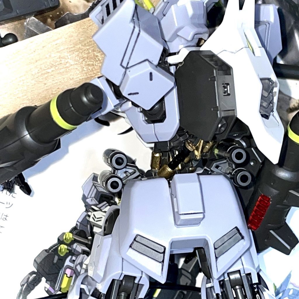 ほとんど見えないけど椎間板ダンパーと腹斜筋シリンダーを増設している。腰の捻りを肩・肘に伝達してトンファーの威力を上げるために増強。