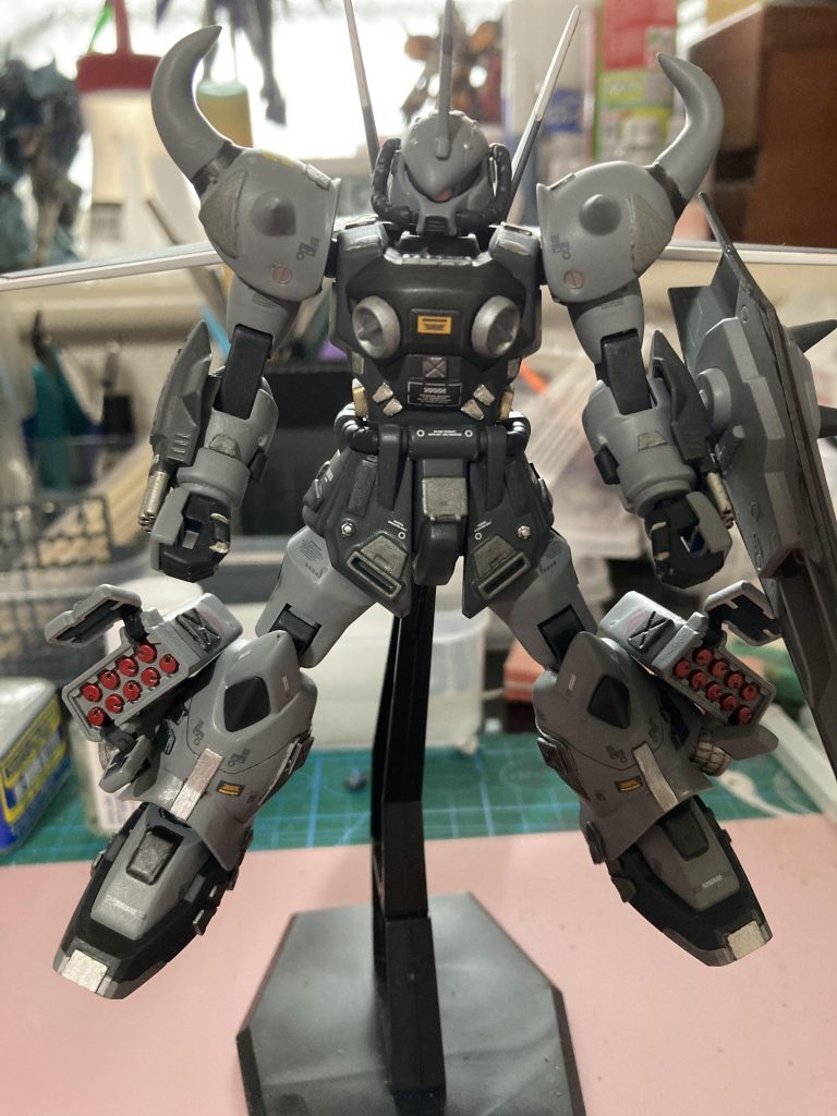 モノアイも換装したかったのですが、計画性無くひさしを改造したためにパーツが干渉したため、やむなくシールで仕上げました。