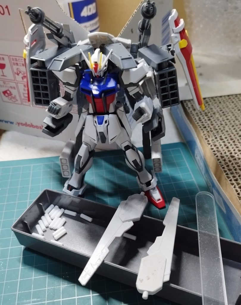 ミサイルコンテナの中身とつばさを成形