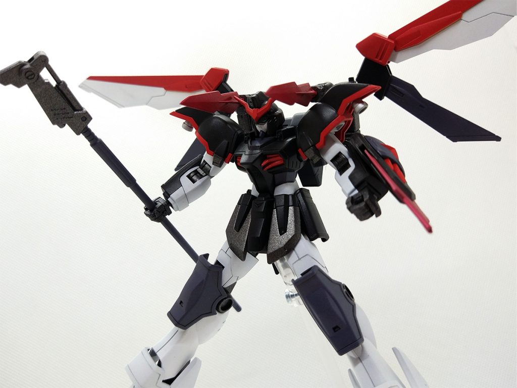 ダブルリベイクルライフルの刃パーツを装着。コードギアスシリーズに登場するナイトメアフレームが使用しているスラッシュハーケンの様な武装をイメージしました。