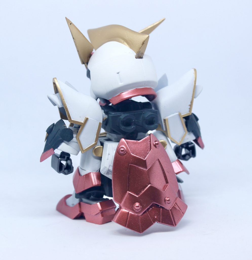 リアスカートの赤いのは騎士ユニコーンのシールドと、これまた騎士ガンダムのヒレみたいなやつ笑