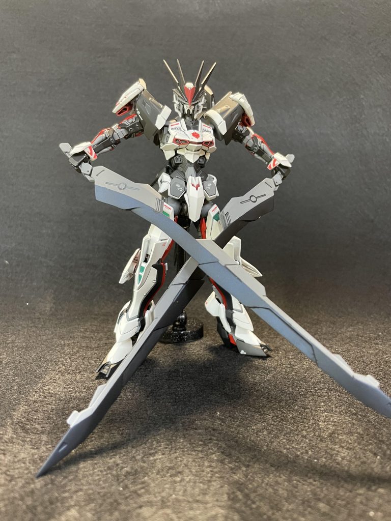 ロードロングソード(片刃双剣状態)グリップは肉抜きをパテ埋めし、挟み込みのパーツだったので塗装してから合わせ目を消し、マスキングして刃の塗装を行っています。強度的な問題だったのか分かりませんが、もう少しなんとかならなかったのか…