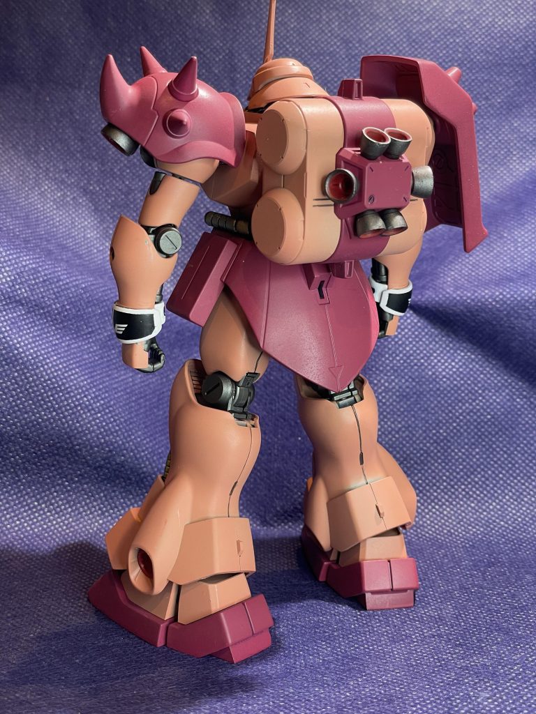 塗装はガンダムカラーのスプレーと筆塗り部分塗装につや消しトップコートで仕上げています。