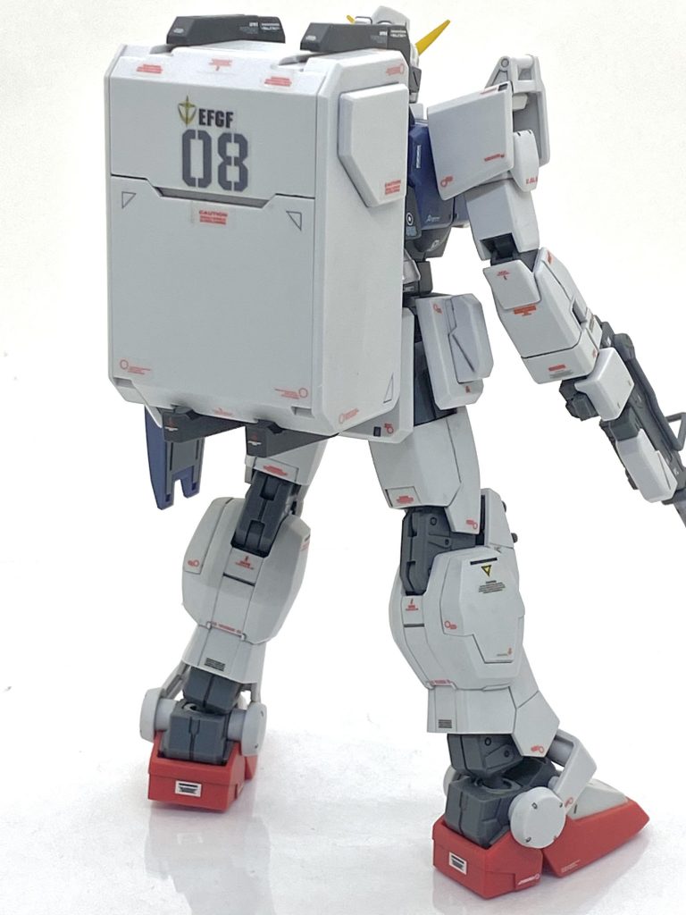 ウェポンコンテナを背負わせて・・・結構重いので後ろに倒れそうになります。実は陸戦型ガンダムが完成したのは3年ほど前なのですがその時にはコンテナと180mmキャノンは作らなかったので今回の為に作りました。デカールではなく、全て余っていたマーキングシールなのでやはり段差が目立ちます。ただ、マーキングシールもデザインが良いのでカトキぽっくにはなったと思ました。