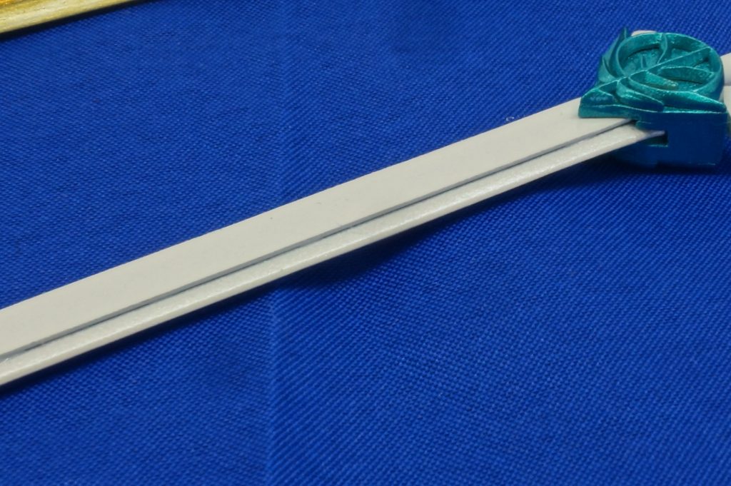 真っ白な銀木犀の剣ですが、刀身、刃、持ち手でトップコートの種類を変え、単調な見た目にならないように心がけました。また、刃の部分のみホワイトパールをかけていますーーーーーーーーーーーーーーーーーーーーーーーーーーーーーーーーーー