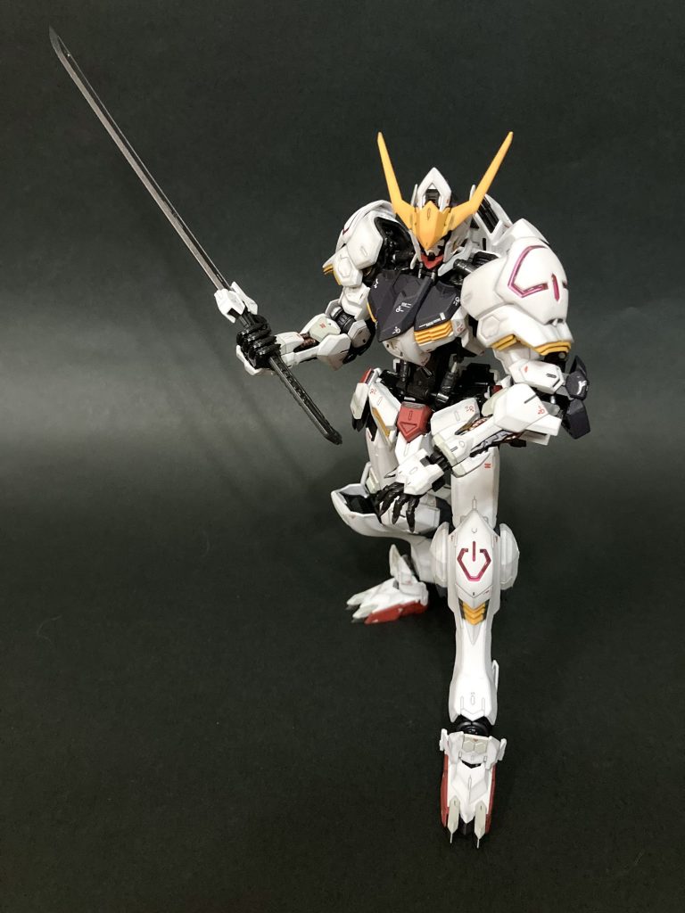 刀を構えて。ミカヅキは１部最終で使い方のコツを覚えたようですが、結局２部では鈍器に戻りましたね。