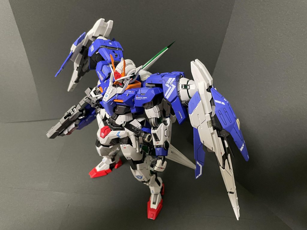 サイドの羽は、一部をブッタ切り