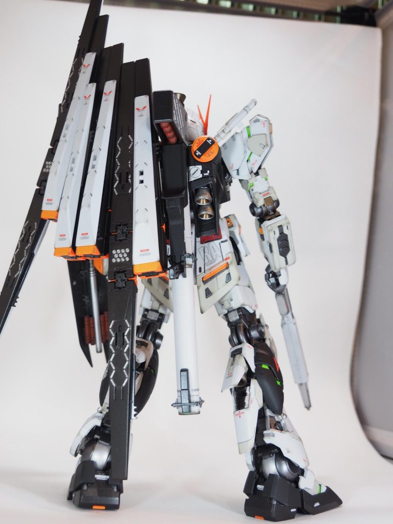 うしろ　エナメルでファンネル部分塗装しました。