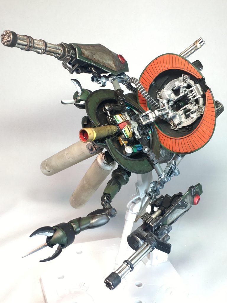 必殺『ダイ●ロスアタック』『えんがわ』を見せて昔のCMの襟巻きトカゲの様に威嚇して、敵が怯んだスキにクローで物理攻撃して仕留めます。『G frameFA』の上半身の内部フレームを使ってアームを支えています。クローはHGUCズゴックより     次回は『中の人』105ダガーをクローズアップします!