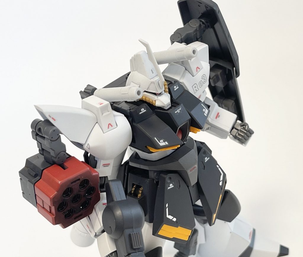 バックパックはガズアルのものを使用。ビームキャノンがそのまま大型ビームサーベルになるというのがイカすので絶対使いたかった…のですがせっかくキャノンなのに前に向けられない構造のため、接続ピンを切り飛ばして市販ジョイントを間に噛ませ、前に向けられるようにしました。これは効果高いと思っています。