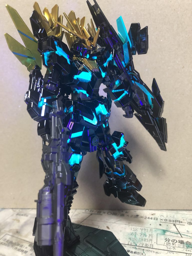 凄い派手なメッキで肉眼だと虹色に光ってます。こりゃ元の値段が高くなる筈ですわ