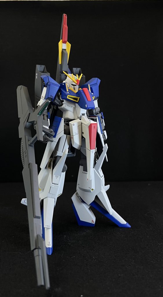 デザイン上、、接地が悪いので、脚の内側外装の下部をカット。