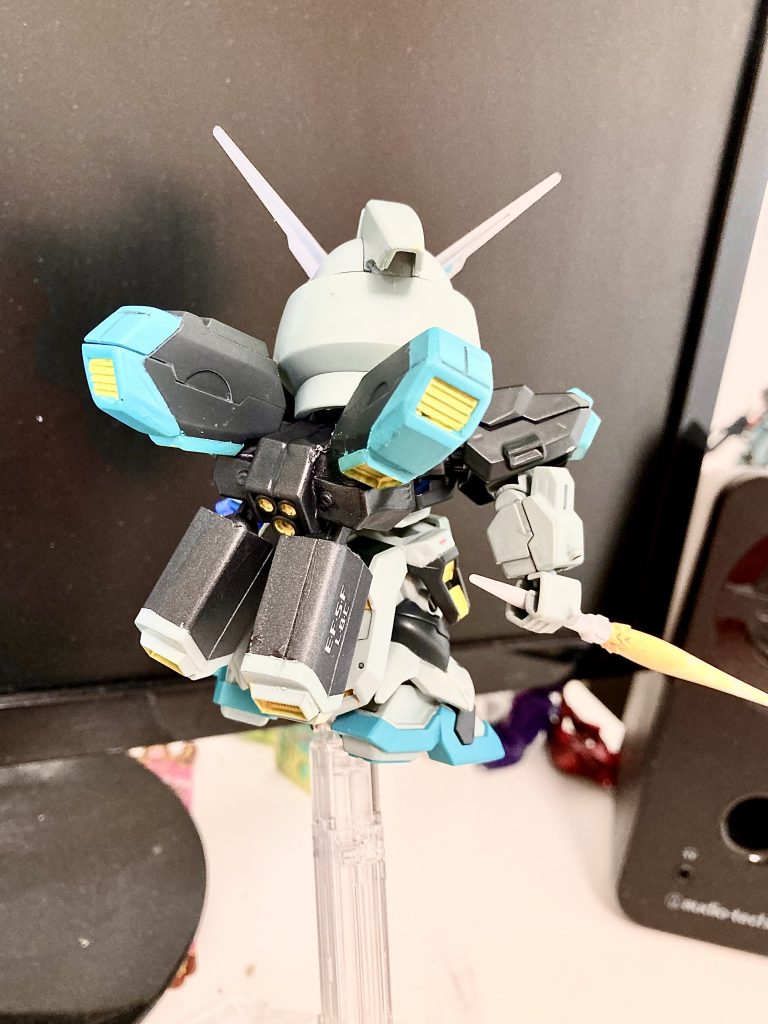 バックショット2黄色の部分は全てタミヤのエナメルカラーを筆塗りしました。最初はマスキングして黄色のスプレーを使いましたが、色が乗りにくい上にはみ出しまくりの大惨事に発展。大体のパーツを塗り直しました。