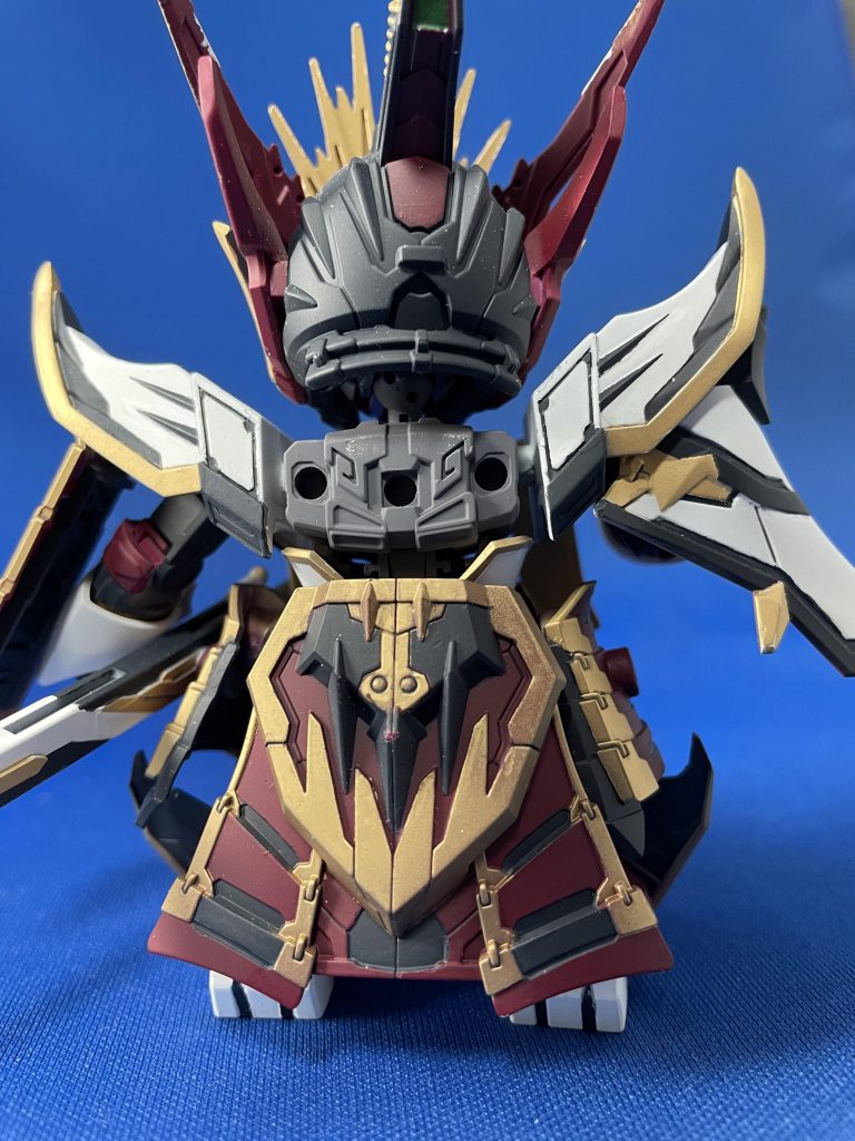 マントを付けると見えなくなってしまうリアアーマー、一個のパーツだったので地味に大変でした。一部のマスキングには木工用ボンドを使ってます。