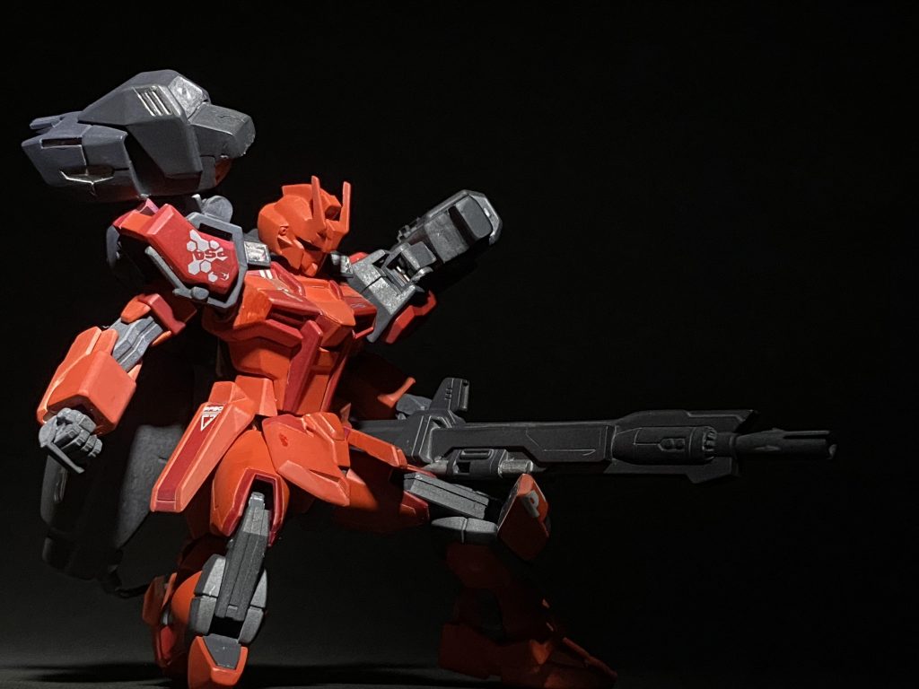 膝立ちで射撃ポーズ