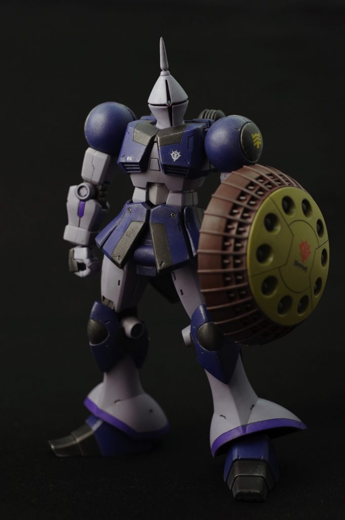 肩と膝のカラーを青に変更。胴・肩・つま先をメタルブラックに変更。アクセントカラーでパープルを使いました。