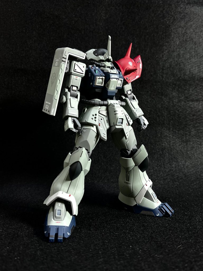 装備なし状態右スパイクアーマーをザクシールドに変更し、アシメトリにしました。