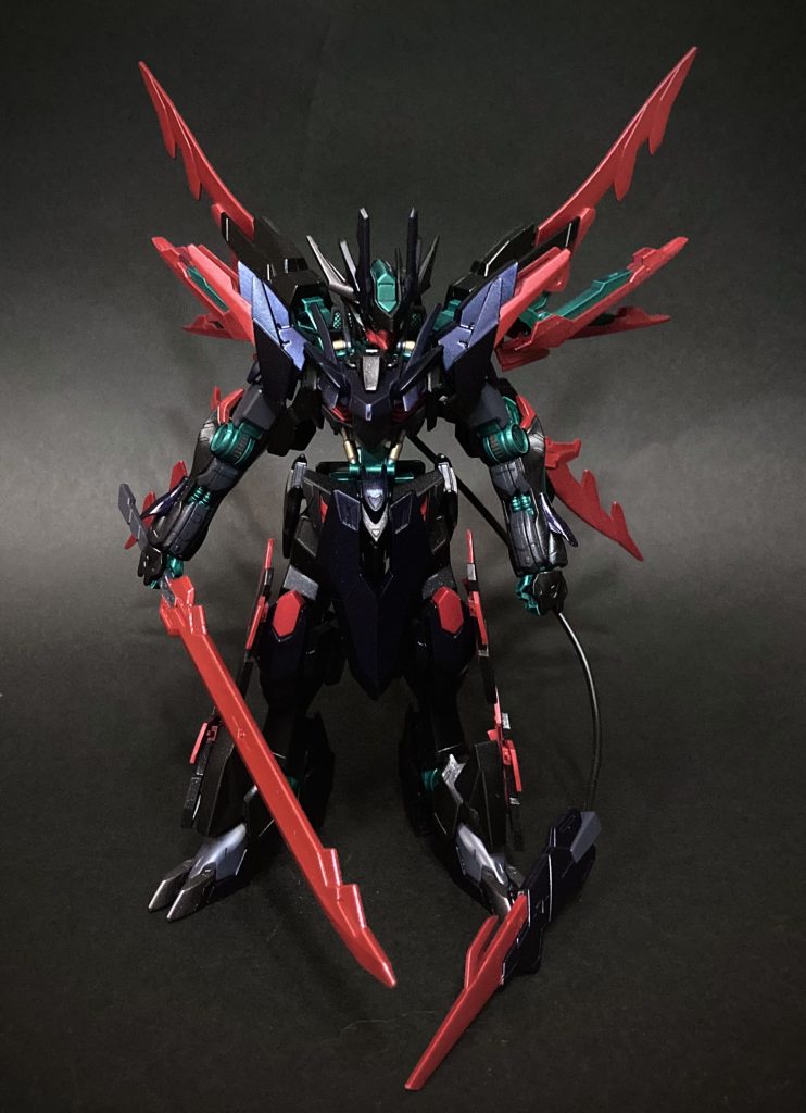 ガンダムフレーム07・アモンバルバトスルプス＋トランジェントガンダムグレイシャーでミキシングしています。塗装はウィノーブラック＋ハーフグロスコート、ウィノーブラック＋社員シルバー＋グロスコート、ダークメタリックブルー＋グロスコート、ダークグレー＋マットコートと見た目より多く色分けしています。フレームはメタリックグリーン基調です。