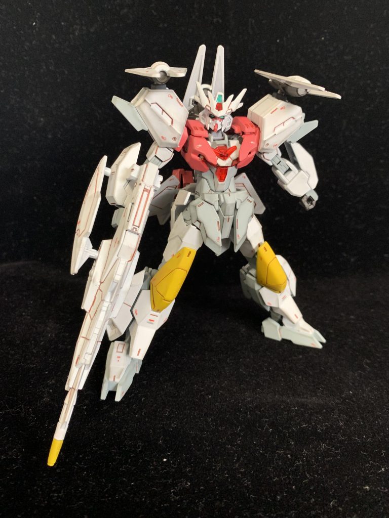 ユーラヴェンガンダムです。前腕部のアーマーを赤にするか白にするか迷って、白にしてみました。こうしてみると赤にしてもよかったかなぁと思います。