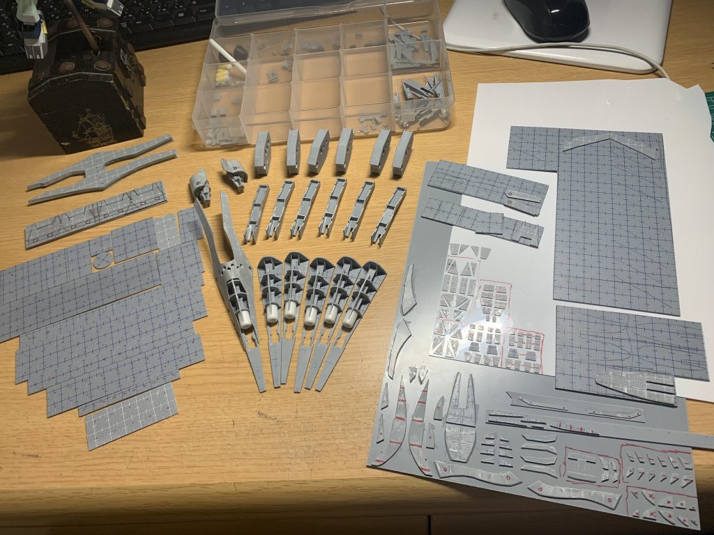 ロングシールドブースターの素材のメインはwaveの方眼付きプラ板各種です。最初はネモカノンとシュトッツァーシリーズの装備分も含め、6本のシールドブースターを製作予定でしたが、個人的な目標期間が迫っていたので、途中から3本製作に切り替えました。素材のある程度の切り出しは終わっていて、残りは加工のみといった状況です。いつか残りも作りたいですね。