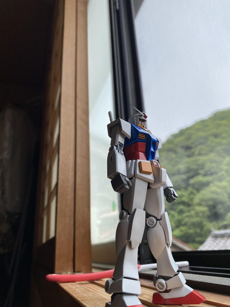 窓のサンを歯ブラシで掃除していた時に撮影したら、陰影がいい感じになりました。歯ブラシ写ってるけど🪥