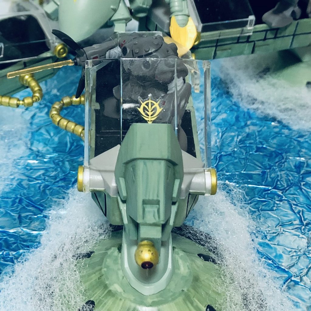 コンテナハッチにはジオン軍の徽章を貼り込み。