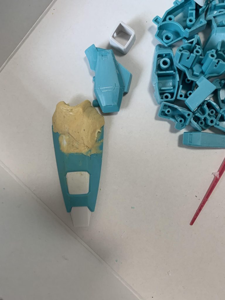 まず、切り刻んだ盾にパテで傷口を埋めます