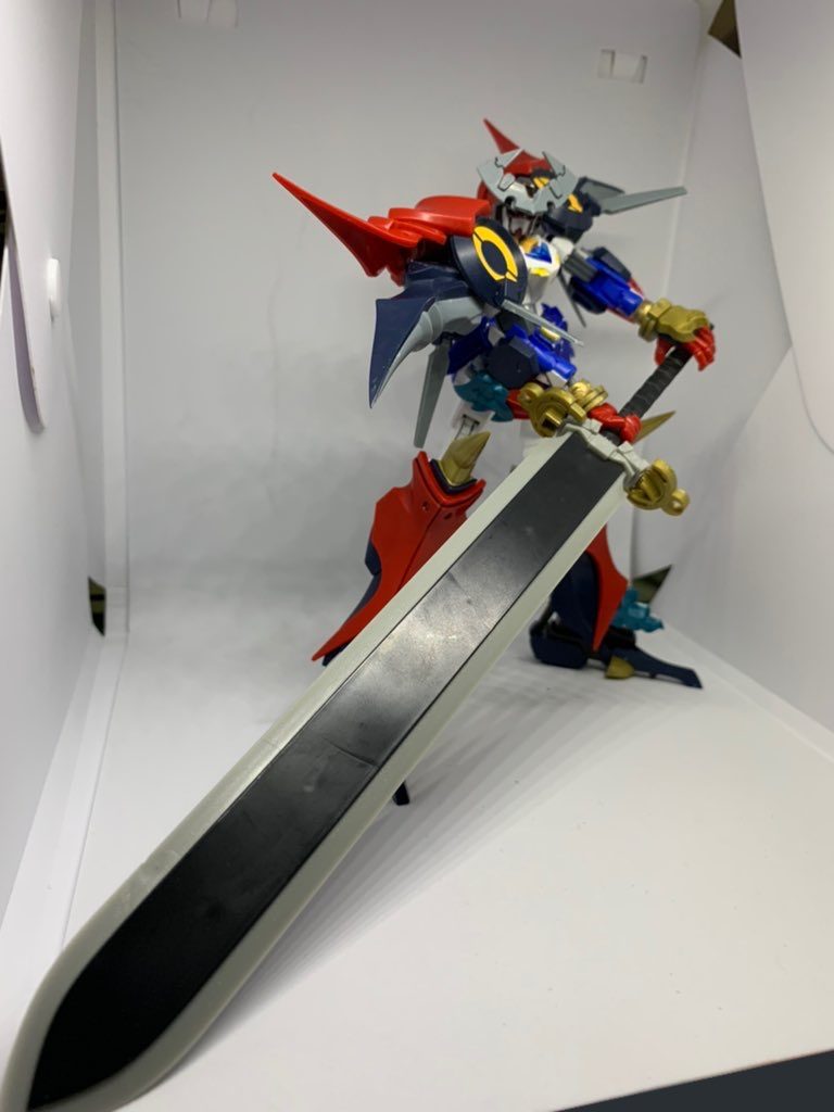 参式斬艦刀大剣モード。これがやりたかった。成型色のままですがそのうち気が向けば塗装するかもしれません。可動に関してはコアガンダムに付随して元キットより動いてくれます。重さで多少負ける部分もありますがポーズは取りやすいです。あくまでキャラクターがダイゼンガーを纏う形にしたかったのと、腹部のパーツが横に大きい、腰部の接続が困難というのもあり身体の中心部はほぼ珠美ガンダムのままにしています。