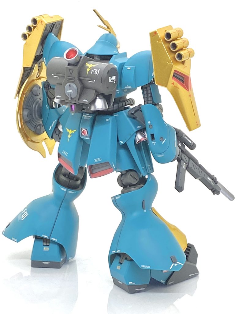 ゴールド部は今回は下地に黒を塗らず(失敗したら黒から塗らないといけない為)、1200番まで表面処理をして目視で傷を確認します。大丈夫そうでしたから、先にショルダー・シールドの赤やバーニアのメタリックを吹いた後に一部マスキングしてスターブライトゴールドをやや弱めの圧力で吹いていきます。黒を吹かなくても二回も吹きますと奥行きのある素晴らしい輝きになりますが・・・案の定、シールド等にムラや埃が付いてしまい見栄えが悪くなってしまいました。30分程乾かした後に失敗した部分を2000番の神ヤスで削り、弱めの圧力でスターブライトゴールドを吹きますと・・・吹いた部分も全く同じ色合いになりホビージャパンの製作文通りでした。おかげで上品で奇麗なゴールドになり、自分で塗装した物とは思えないぐらいでたまには自画自賛させて下さい(笑)。