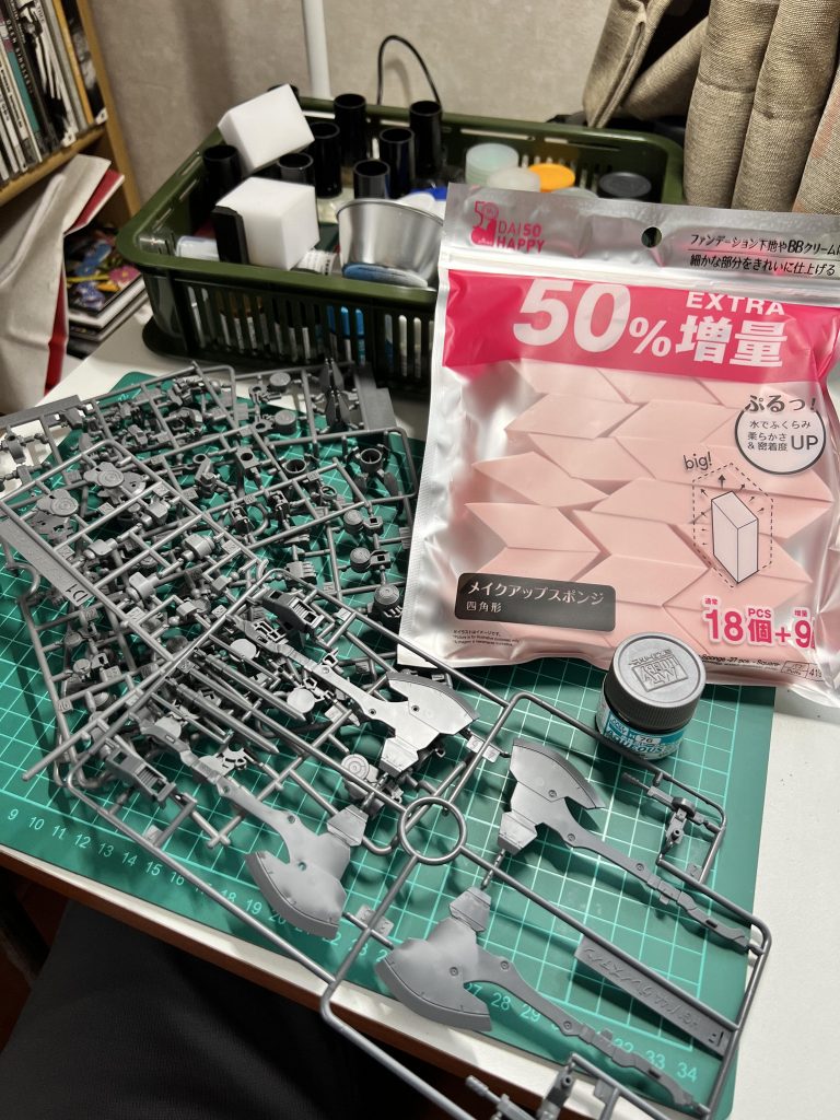 今回は100均化粧スポンジ塗装にチャレンジ。ランナーごと瓶生で塗りたくってみましたが、フレームは1回塗りで十分いけます。塗膜が厚くなるので、装甲は少し希釈して3回塗りしました。