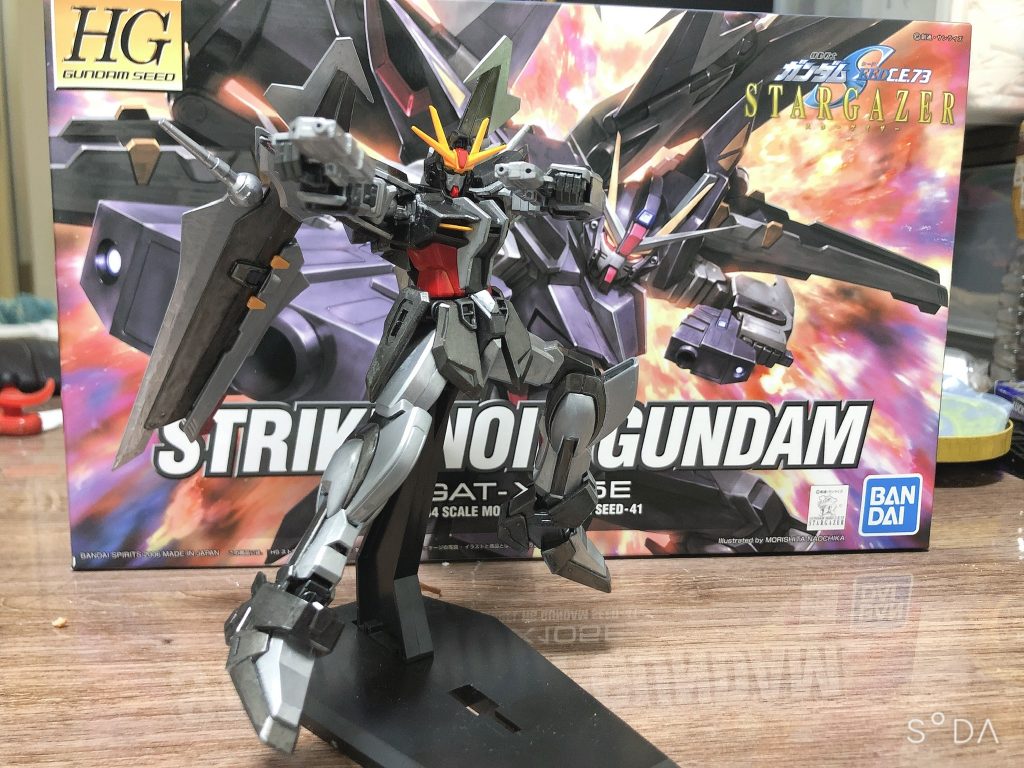 パッケージをバックに。思ったよりポージングが難しいですね😅