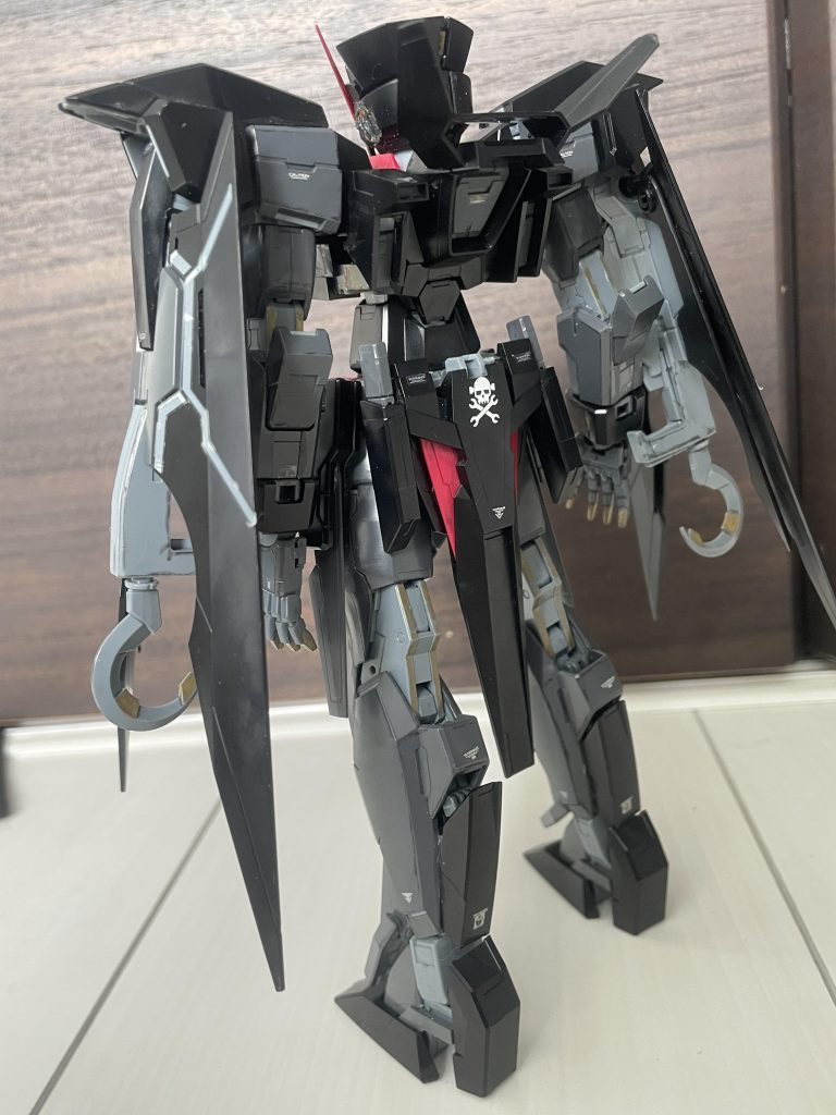 後ろ実は下半身は無傷だったりする胴体のスラスター近くに損傷を確認したのでなんとなくニッパーでパーツを切り落としました