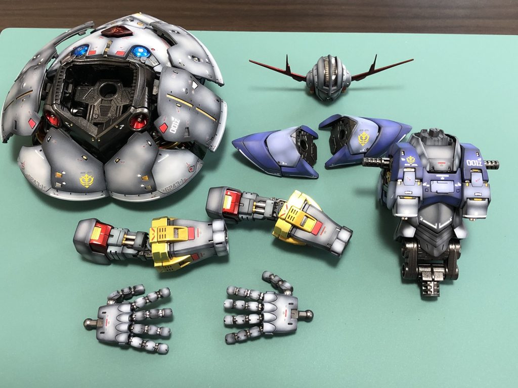 全行程の塗装を終えて部位毎に分けたパーツ🙋♂️組み上げる直前のこのカットが1番ワクワクします😁やはりグラデーション塗装が活きるキットかと思います。ハイライトを入れる事で更に奥行きも出ますし、露出する内部フレームを塗り分けた事で情報量も飛躍的にUPした気がします。