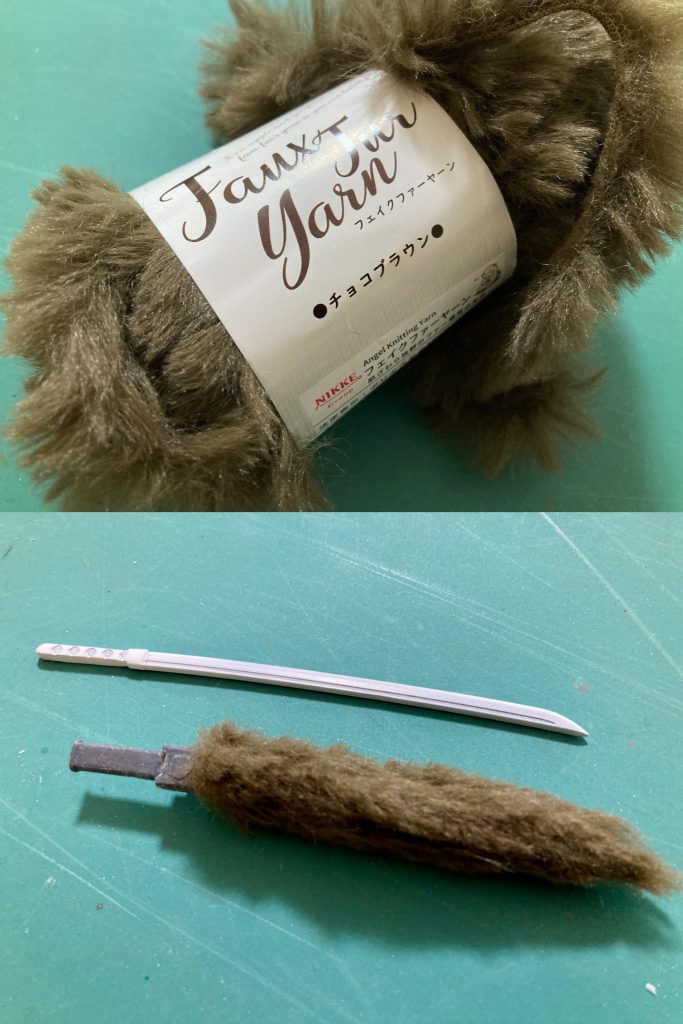 刀の鞘パーツには手芸用のフェイクファーを盛り付け、モコモコの毛並みをハサミで切り整えて平安武者以来の伝統的刀装である獣毛皮尻鞘風に仕上げてみました。SDW軍馬もSD戦国伝・武神降臨編の上杉謙信頑駄無キット付属の人馬一体ギミックが大変印象的だった放生月毛へのリスペクト込めて、カラーリングや金属甲冑の質感を出来るだけイメージ再現する形で付属させました。また今回、謙信の腰部パーツに軍馬への安定騎乗を可能とする改修を施し、加えて下馬時アクション用の広可動太ももパーツと騎乗時用の安定型太ももパーツの差し替えでどちらのアクションも両立して楽しめるよう工夫して製作しました。白いマスターガンダムという事で、意外と上杉謙信のイメージと良く組み合わさってくれて清廉な雰囲気が再現出来たかなと思います。今後も引き続きSDWヒーローズ新商品を楽しみに待ちつつ、オリジナルのムシャワールド武将を製作して参りたいと考えています。