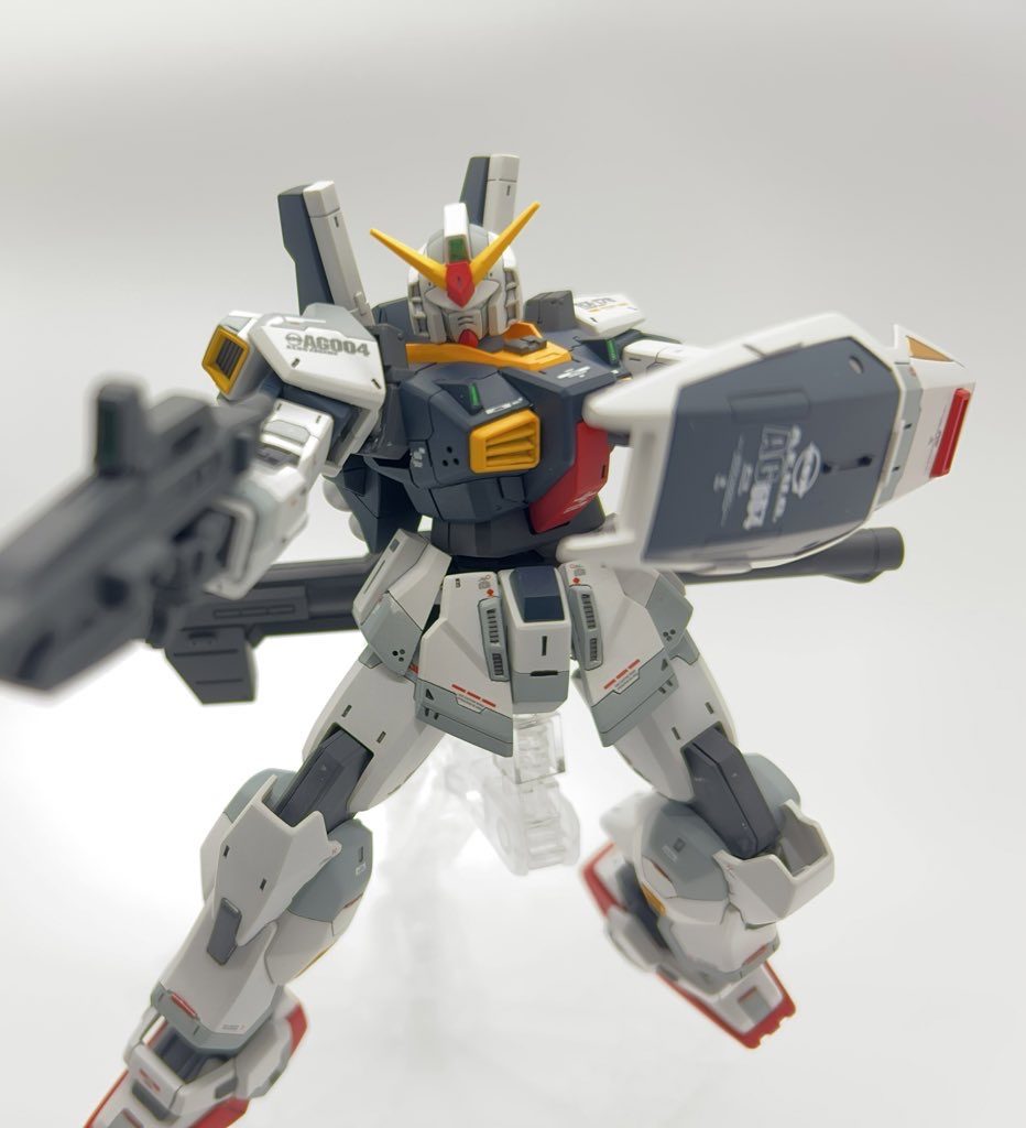 ポージング苦手な上クリアランスを全然考慮できてなくて塗装がバリバリと剥げてしまうので棒立ちが1番いいなとなりました。画像じゃわからないですが、目はブラックライトでグリーンに光ります。センサー類は付属シールの上にレジンを盛ってます。次は武器もちゃんと塗装できるようにやる気コントロールしていくぞ…