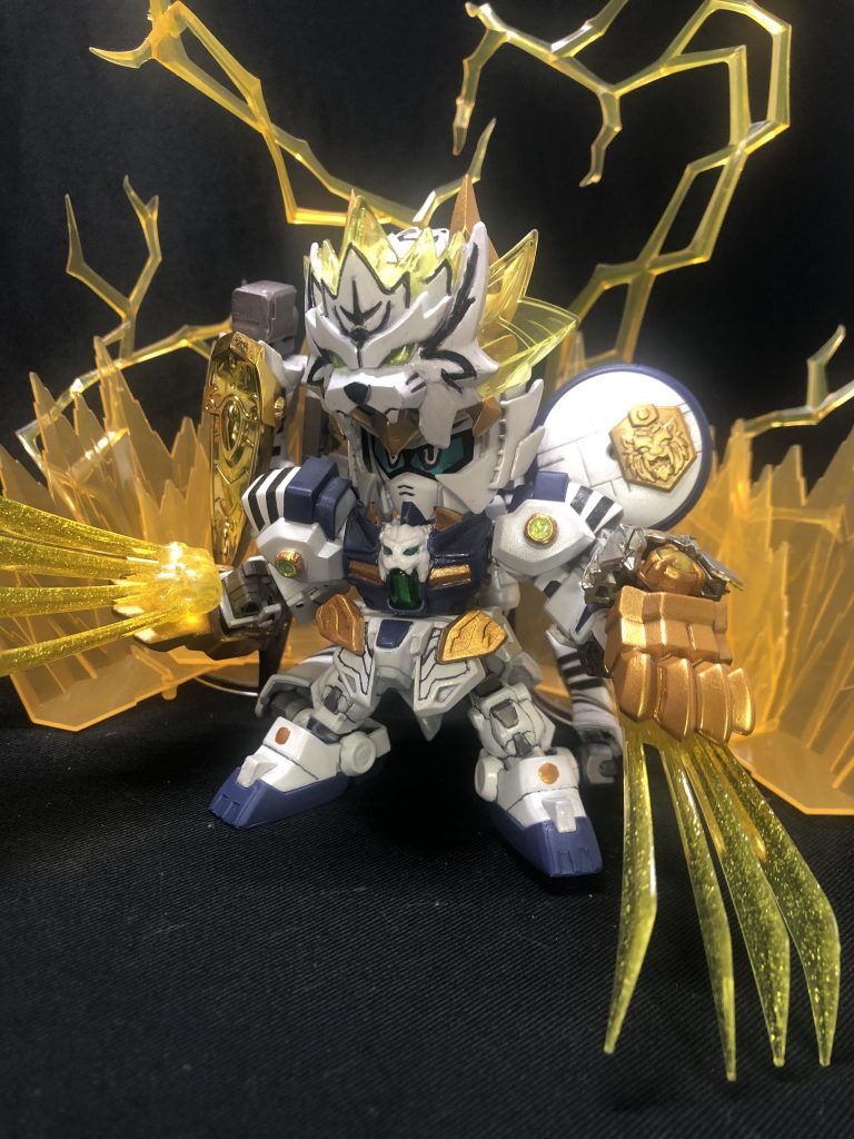 力を解放！(同調の第三.五段階)弩虎の力をさらに解放し、より獣らしい姿となる。雷の如く瞬足で高速移動しつつ、両手の『剛雷爪』(雷爪の強化版)で敵を切り刻む。実は色々と弄ってた時に偶然できた形態なのですが、虎頭が兜にカポッとなった時は、気持ち良すぎて変な声が出ましたw