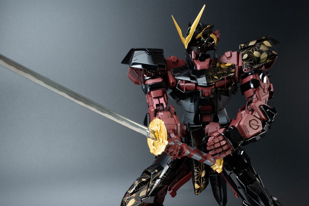 刀もメッキを落とし、EXブラック→1kウレタンクリア×3層→研ぎ出し→ボーンミラー→ウレタンクリアで塗り上げました。刃紋はマスキング後艶消しで再現しています。