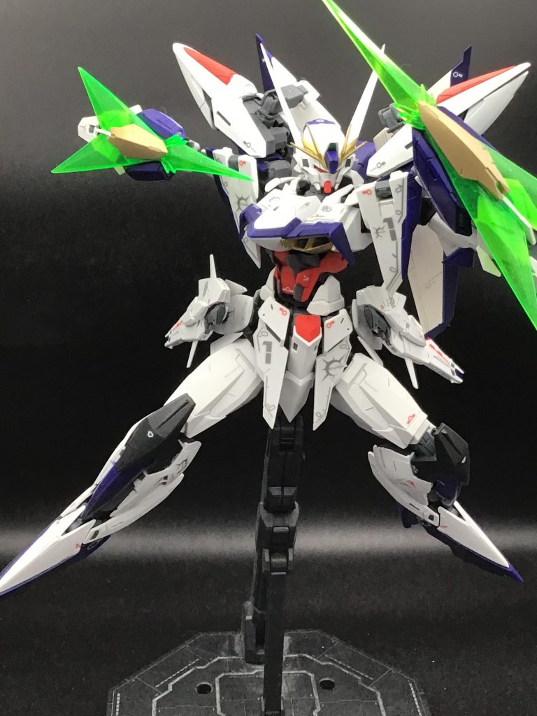 ビームシールド展開状態で。刺突にも使えそうな形状のシールド良いですね・・・